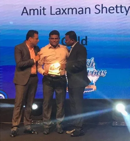 A Wise Insurance representative receiving the Platinum Agent Award on stage at a Bharti AXA General Insurance event in Istanbul